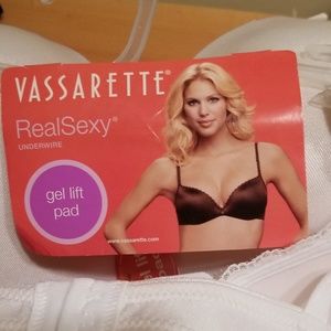 BNWT  Vassarette Bra-- 38C